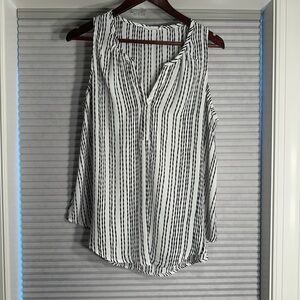 Lush black and white sleeveless blouse